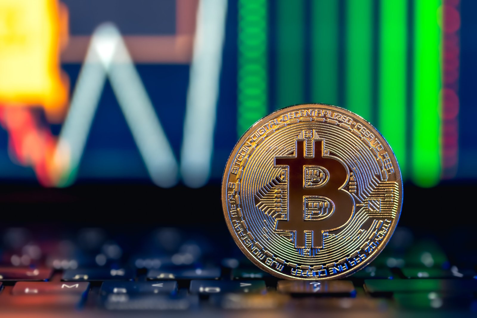 Bitcoin alcanza su máximo histórico en 2025: cómo invertir de forma segura y evitar fraudes en medio de la ola alcista golden bitcoin coin on keyboard. stock market trading chart online candlestick.