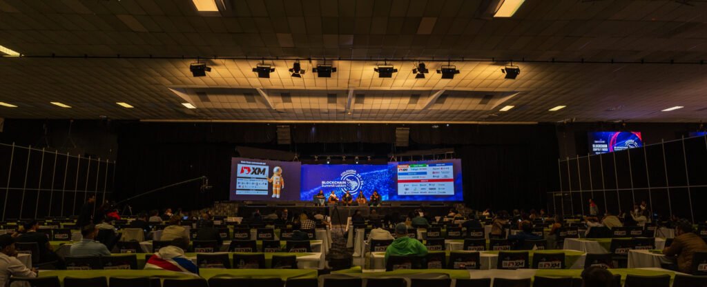 Blockchain con foco financiero e institucional marcará la agenda del Blockchain Summit Latam 2025 en Medellín panoramica 3 auditorio principal hisaacc