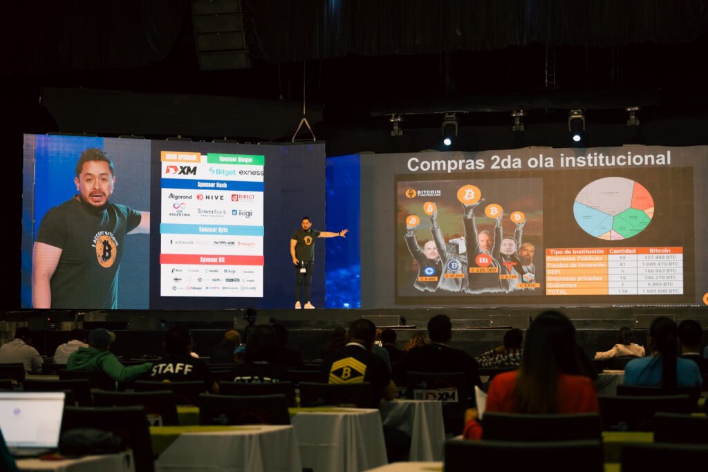 Blockchain con foco financiero e institucional marcará la agenda del Blockchain Summit Latam 2025 en Medellín salon principal evento cripto g12 1 (16)