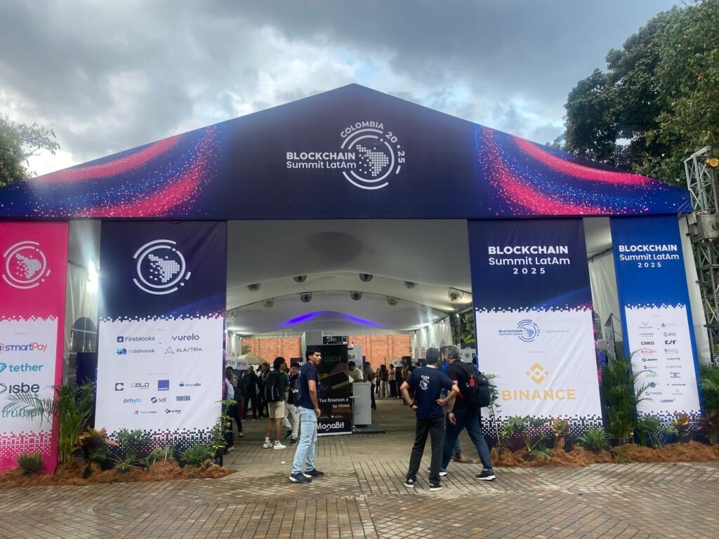 Blockchain Summit Latam 2025: Regulación, banca digital y el futuro del dinero marcaron el primer día en Medellín bsl entrada