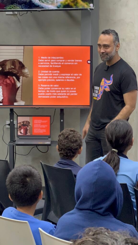 Naguara satoshi acerca la educación práctica sobre Bitcoin a 40 estudiantes en Cabudare img 2667