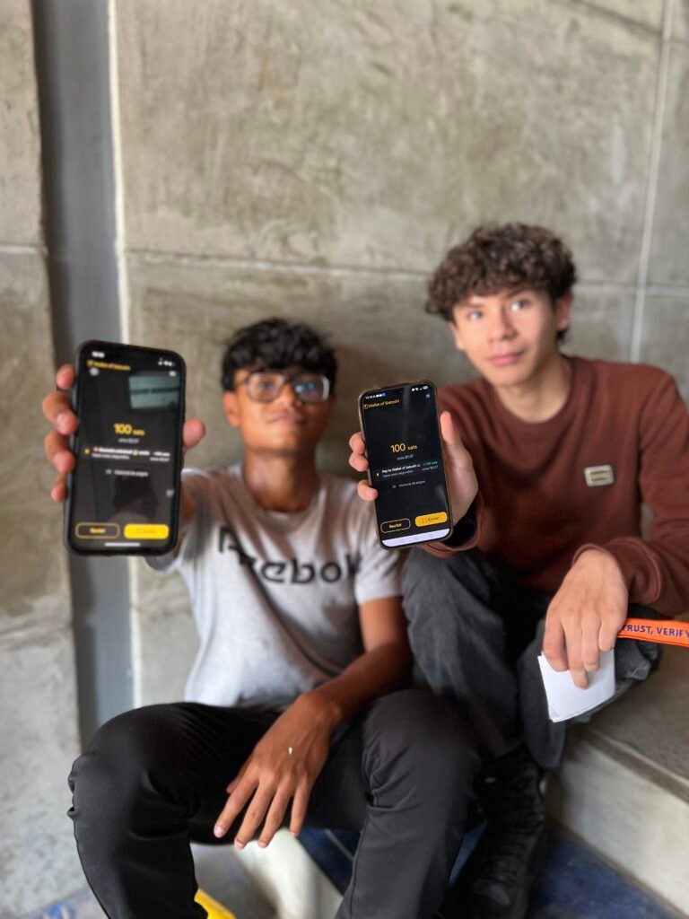 Naguara satoshi acerca la educación práctica sobre Bitcoin a 40 estudiantes en Cabudare img 2877