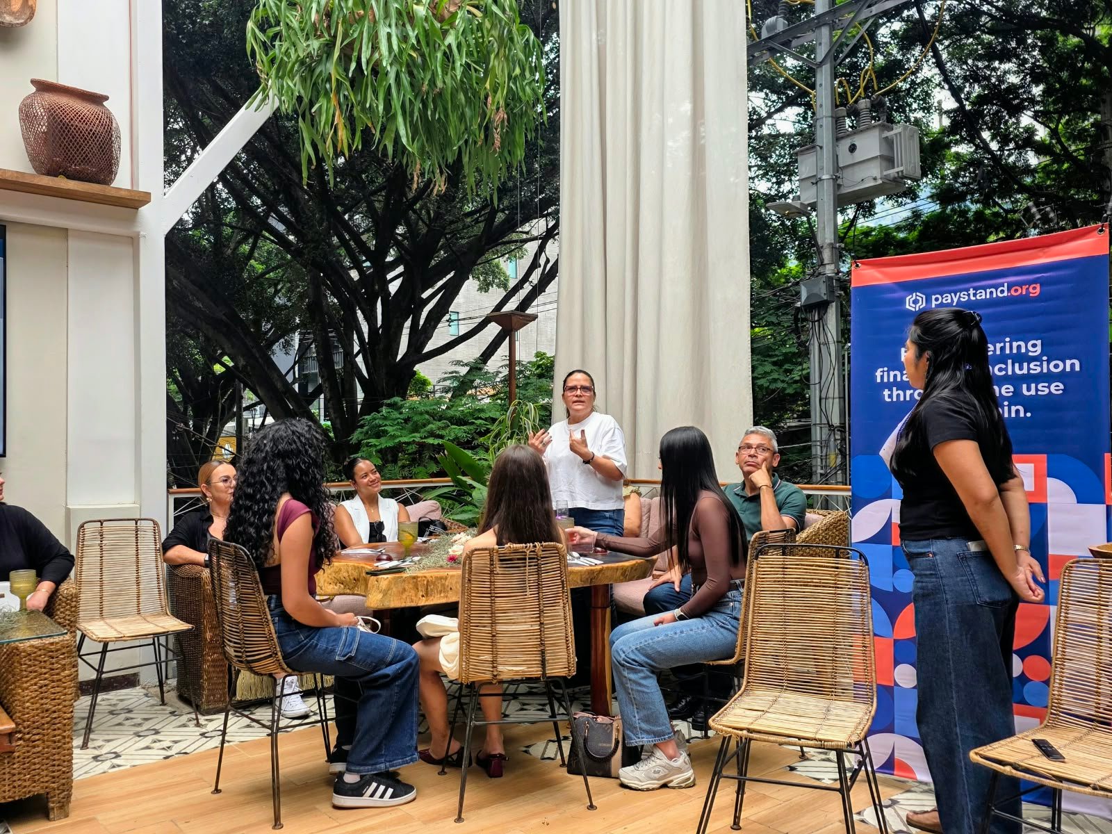 mujeres en bitcoin paystand