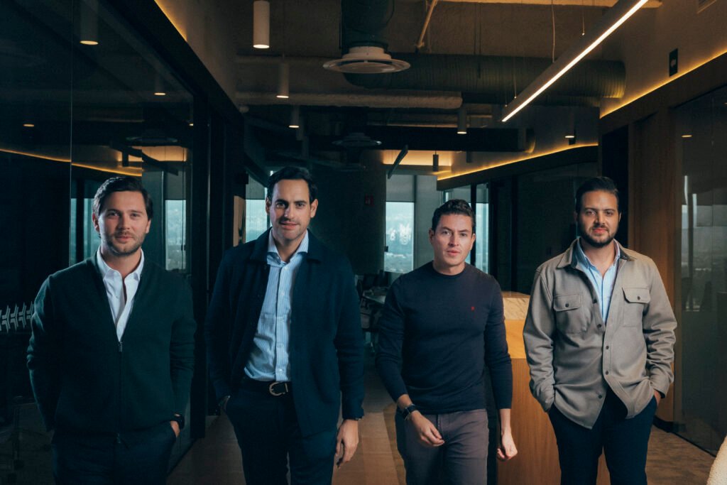 Kapital continúa su camino regulatorio en Colombia con autorización para constituir una compañía de financiamiento para empresas iñigo rodríguez de la garza chief of staff rené saúl farro presidente y ceo kapital fernando sandoval cfo & co founder kapital miguel farro director de innovación y transformación
